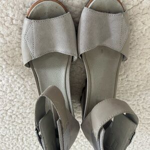 Sorel Joanie II Wedge Sandals Suede Ankle Strap  Zip Back Gray 9.5 Lug Sole